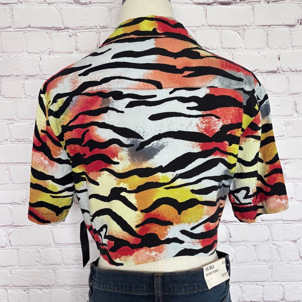 ED HARDY Tiger Print Short Sleeve Cropped Button Up Blouse--NWT--S - Picture 3 of 11